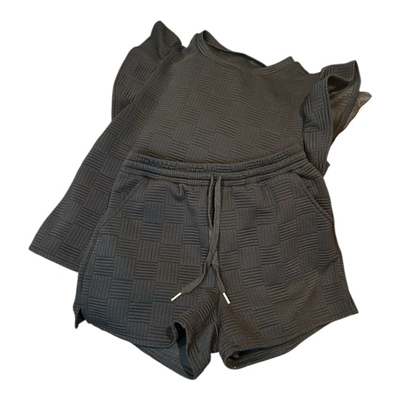 Black Textured Ruffle Sleeve Top and Shorts Set EUC - Picture 5 of 5